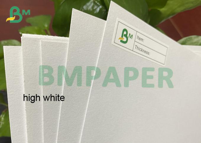Hohes weißes saugfähiges Papier
