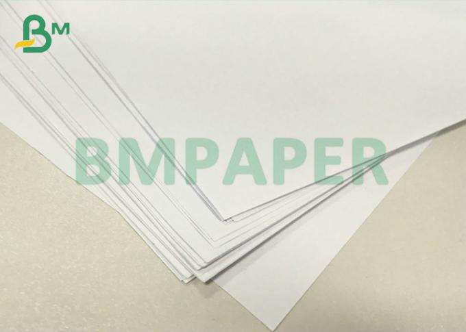 weißes Woodfree unbeschichtetes Holzschliff-Papierpapier 50gsm 53gsm 890mm 1000mm