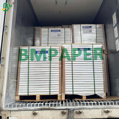 Beschichtetes, rohes, kohlefreies NCR-Papier, unsortierte Blätter oben in der Mitte und unten