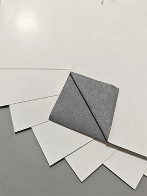 310 g langlebige, umweltfreundliche, schwarze Kernfarbe, glänzende Oberfläche, Spielpapier 660x960 mm