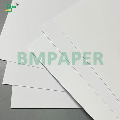 Unbeschichtete Papierblätter mit hohem Weißgehalt aus unberührtem Holz