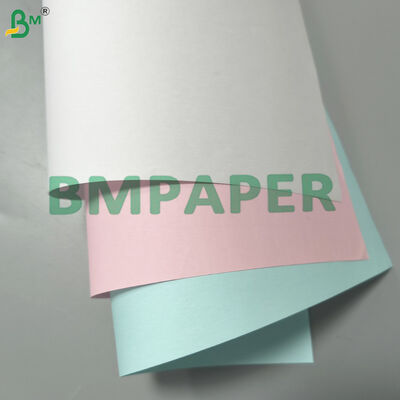 Beschichtetes, rohes, kohlefreies NCR-Papier, unsortierte Blätter oben in der Mitte und unten