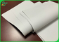 Weißes glattes unbeschichtetes Offsetpapierpapier 787mm 50gsm Woodfree in der Rolle