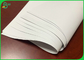 Weißes glattes unbeschichtetes Offsetpapierpapier 787mm 50gsm Woodfree in der Rolle